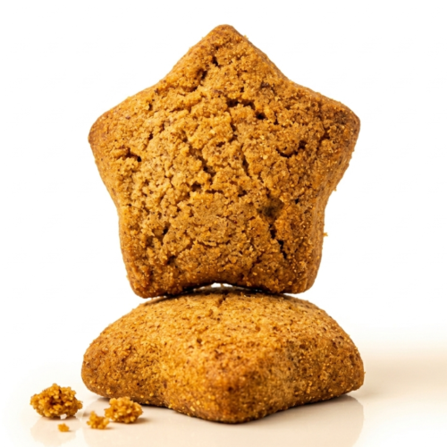 Savoureux sablés au goût raffiné de pain d’épices, préparés avec un mélange d’épices gourmandes pour une texture fondante et parfumée. Parfaits avec le café, le thé marocain ou pour une pause sucrée chaleureuse. Idéal pour cadeaux gourmands, hôtels, cafés et événements au Maroc.