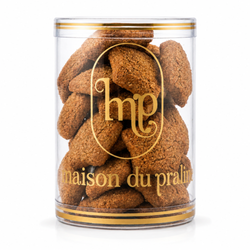 Savoureux sablés au goût raffiné de pain d’épices, préparés avec un mélange d’épices gourmandes pour une texture fondante et parfumée. Parfaits avec le café, le thé marocain ou pour une pause sucrée chaleureuse. Idéal pour cadeaux gourmands, hôtels, cafés et événements au Maroc.